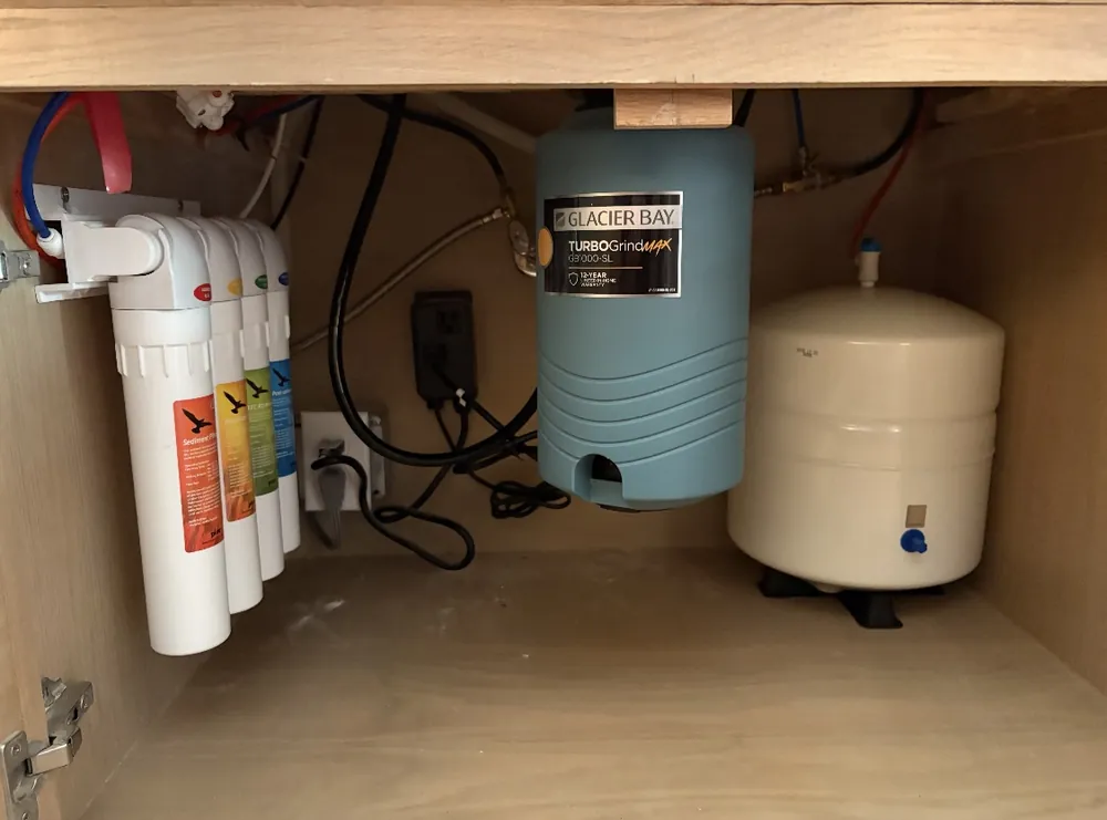 Under-sink water treatment installation